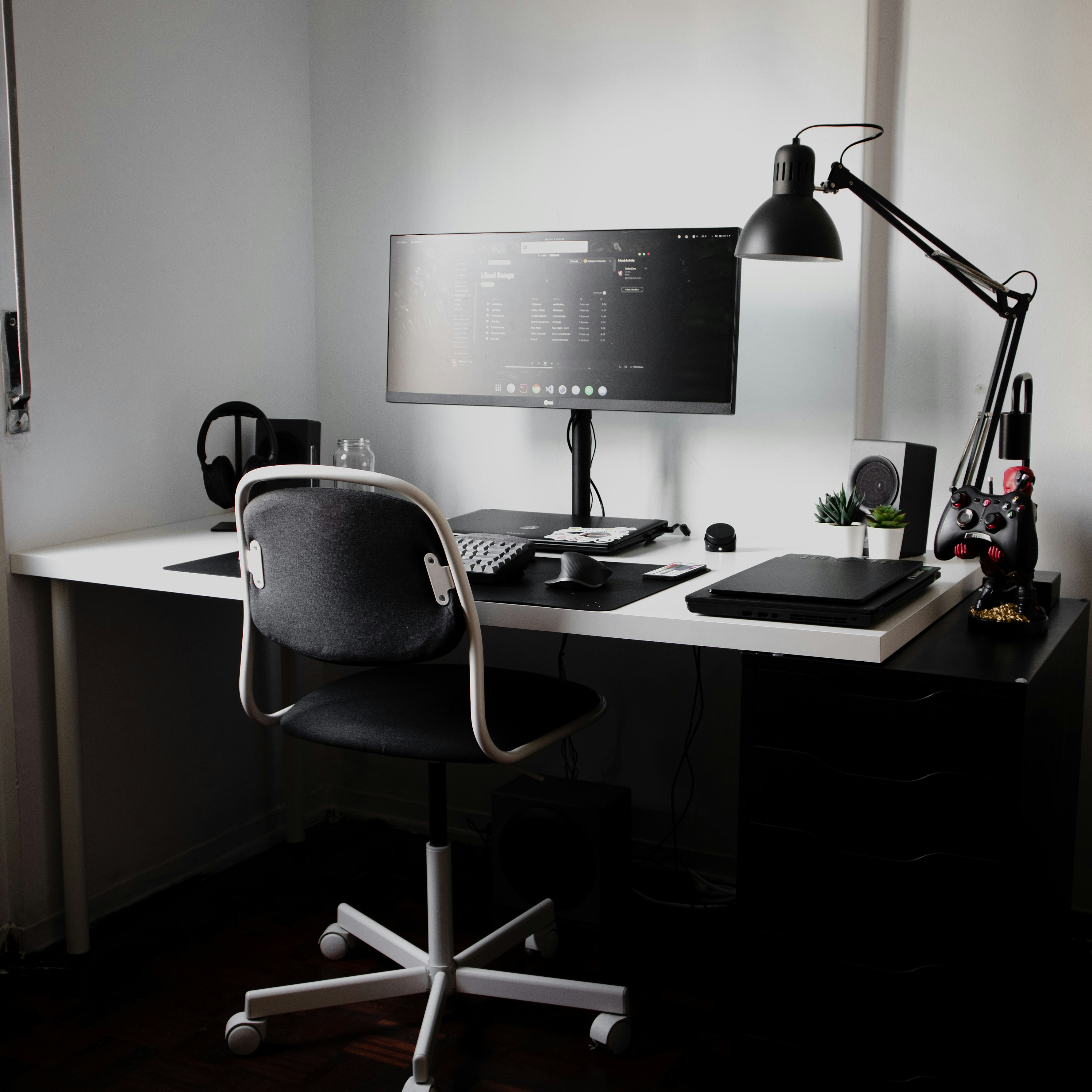 Customized modular office workstations and desk setups